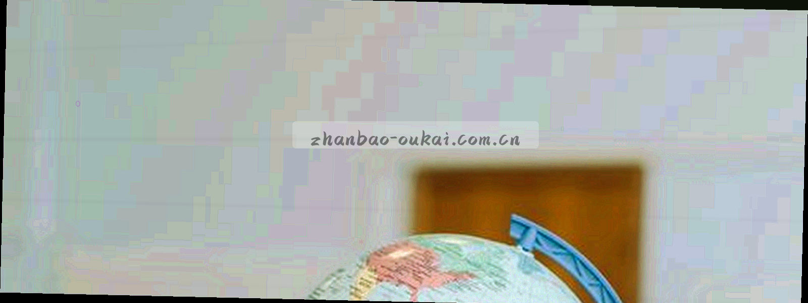 球场边线与人影虚化的横向长图，无具体可辨识人物